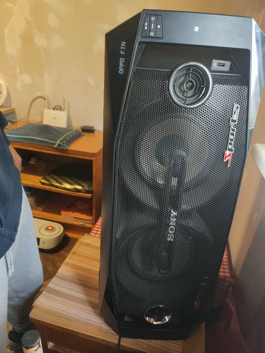 Vand boxa sony merge totul am nevoie de bani de aceia o dau