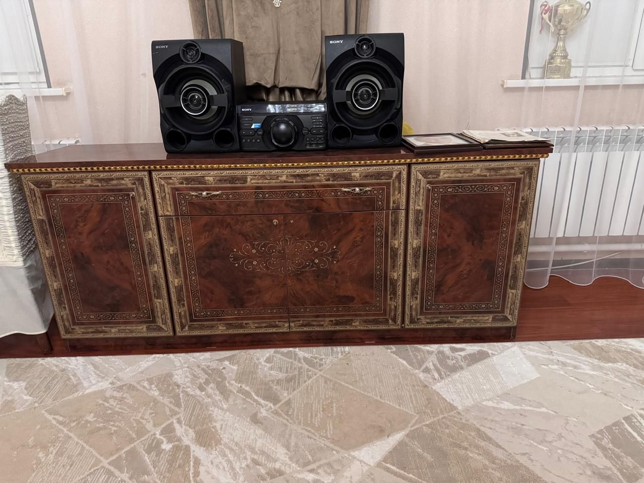 Продам сервант с тумбой