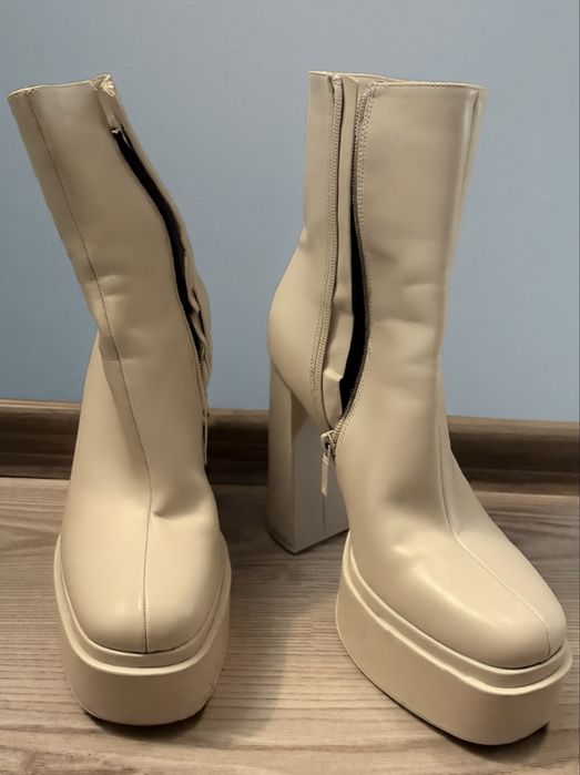 Ghete Zara cu toc alb-crem