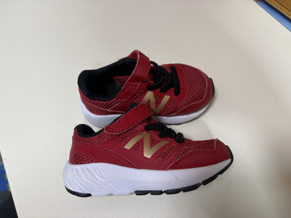 Adidasi rosii New Balance copii