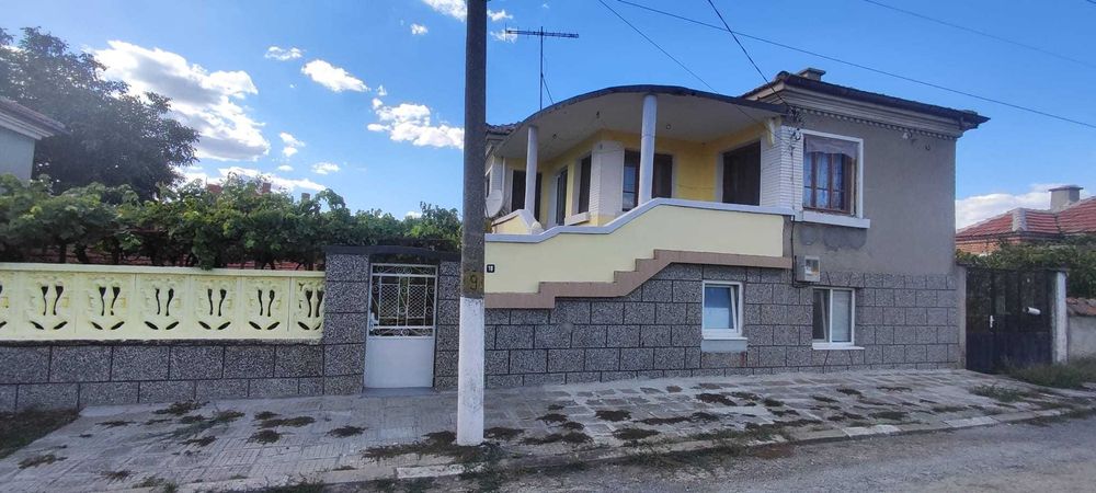 Хубава двуетажна къща с двор с. Маломир /22 км от Ямбол