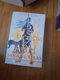 Vand Kingdom of Ash din seria Throne of glass de Sarah J. Maas