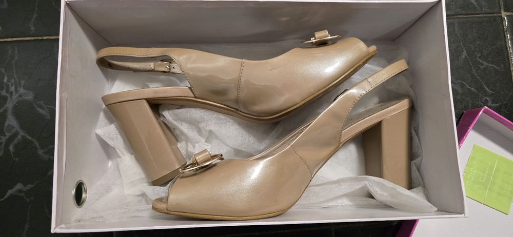Sandale elegante din piele lăcuită cu toc