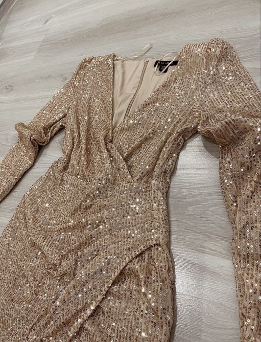 Къса рокля с пайети и подплънки на раменете