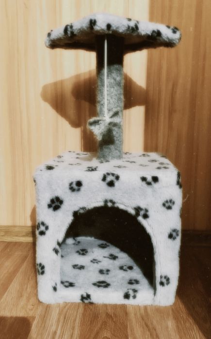 Кошачий домик с когтеточкой, лоток, поилка и совочек