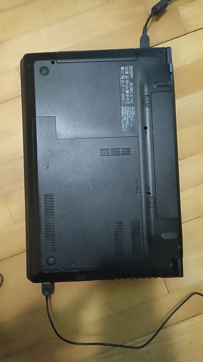 Лаптоп lenovo b5400 ;CPU i3-4000M, DDR 4GB; SSD 256GB
