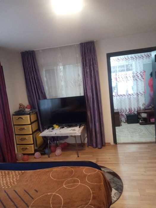 Vând casa la curte cu toate utilitățile