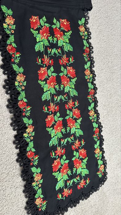 Costum popular stilizat cu motiv floral