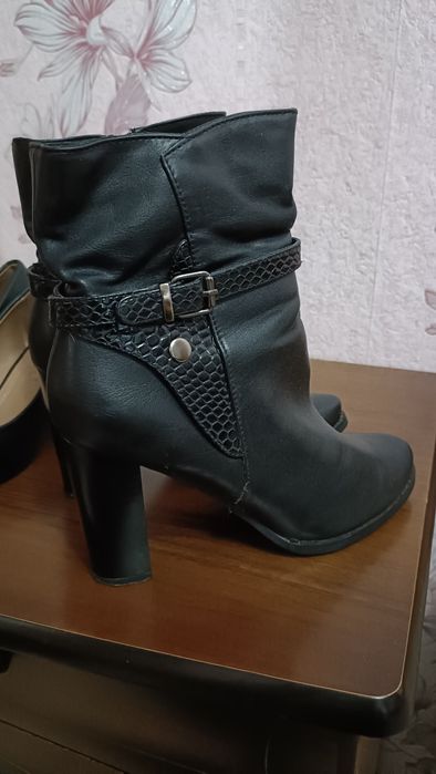 Отдам полусапожки и туфли