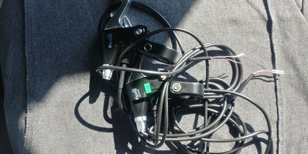 Продам пару тормозных ручек электровелосипед,электросамокат.