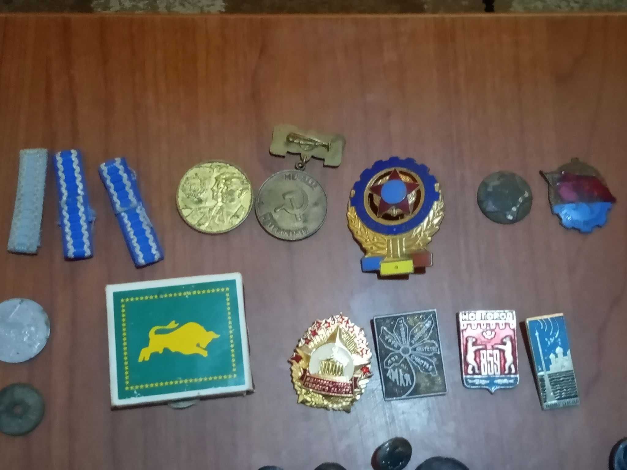 insigne ,medalii nasturi vechi