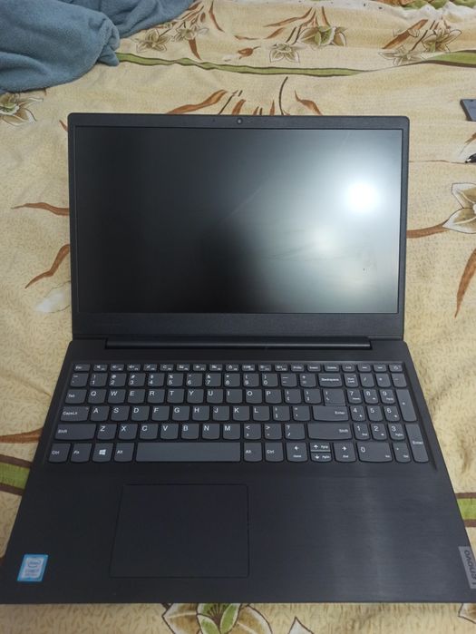 Vand laptop lenovo cu monitor defect