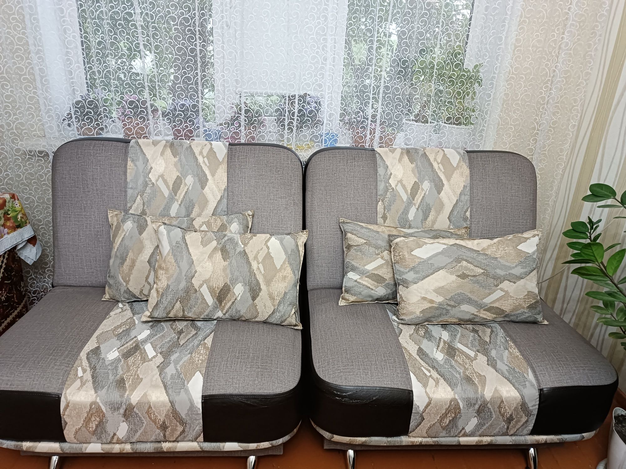 Продам диван и 2 кресла.