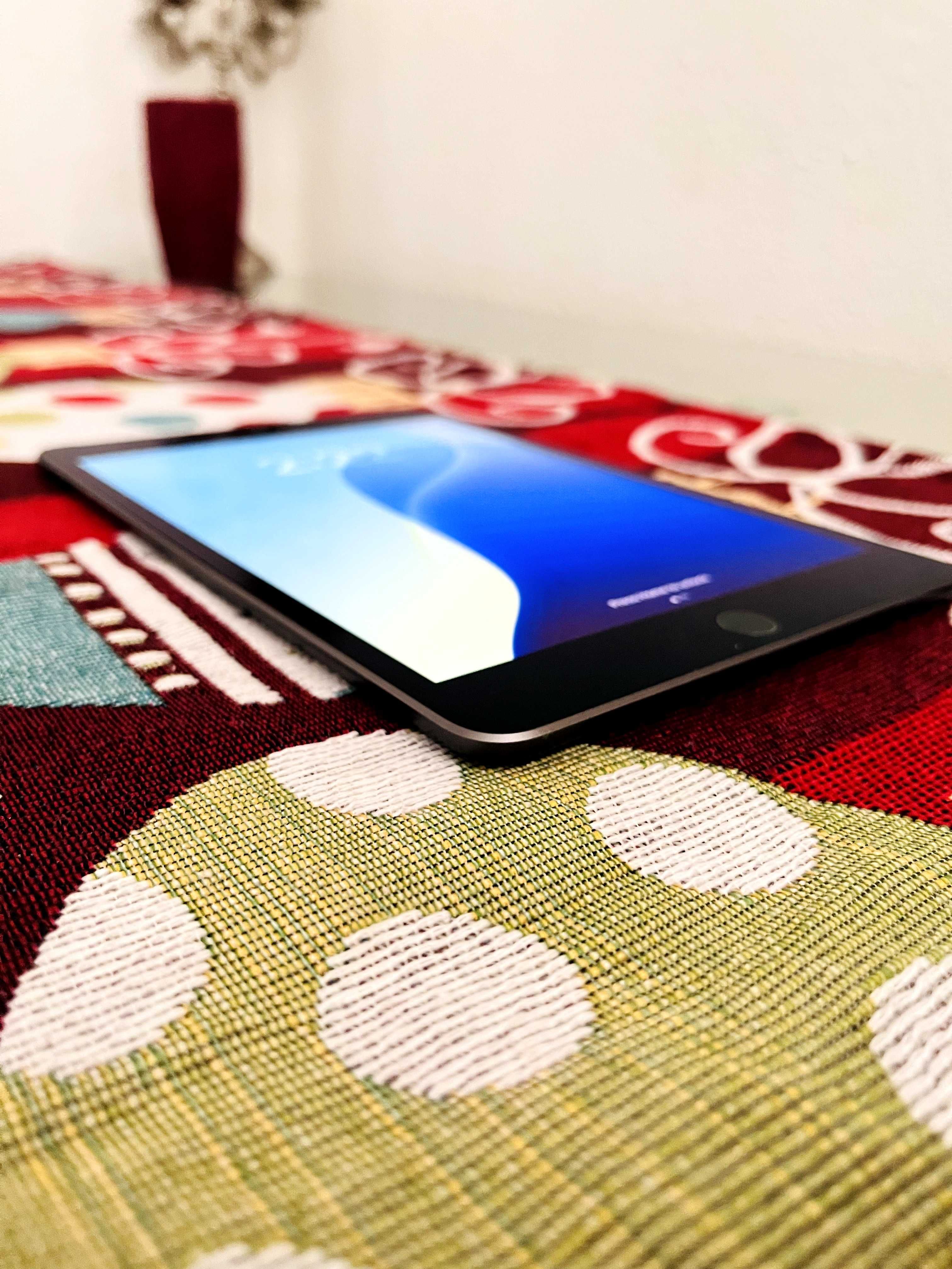 Apple iPad Mini 5th Gen 7.9in Mid 2019, A2124 64GB Wi-Fi+Cellular