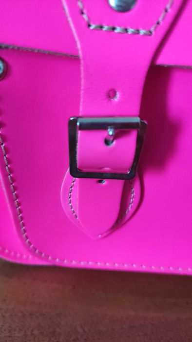 Маркова английска чанта от естествена кожа в неоново розово нова