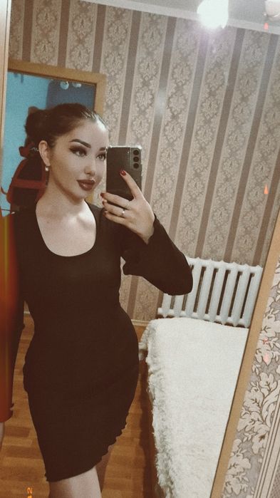 Черное платье чуть выше колен