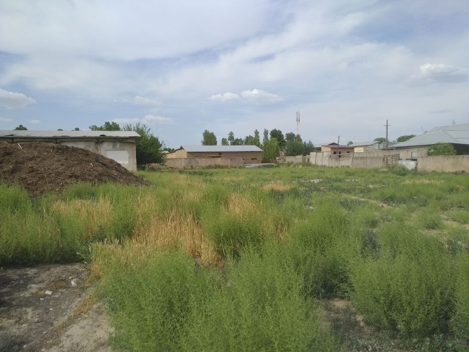 Ферма нежилой комлекс  сотилади 2 гектар 10 сотик. Эгалик 100%