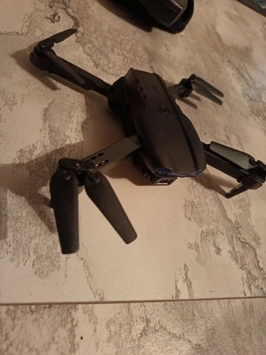 E99 DRONE foarte bună!