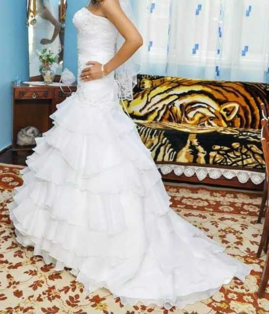 Vand rochie de mireasa stil sirena in stare foarte buna.