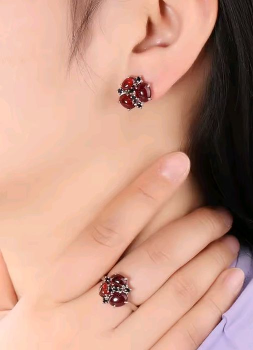 Сребърен комплект с естествен гранат