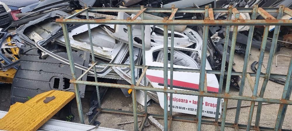 Vând piese pt dezmembrări