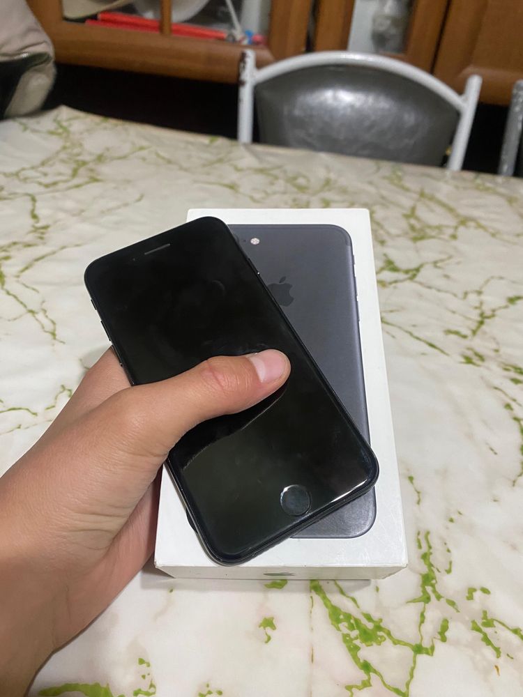 iPhone 7 с каробкой