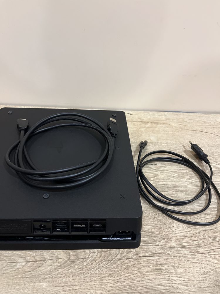 PlayStaytion 4 Slim + 2 контролера