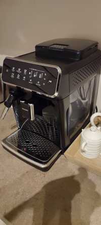 Продавам кафе машина (кафеавтомат) Philips EP3221/40, 15 bar, 1500 W.