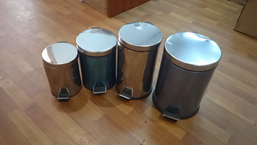 Металлическая урна с педалью для мусора