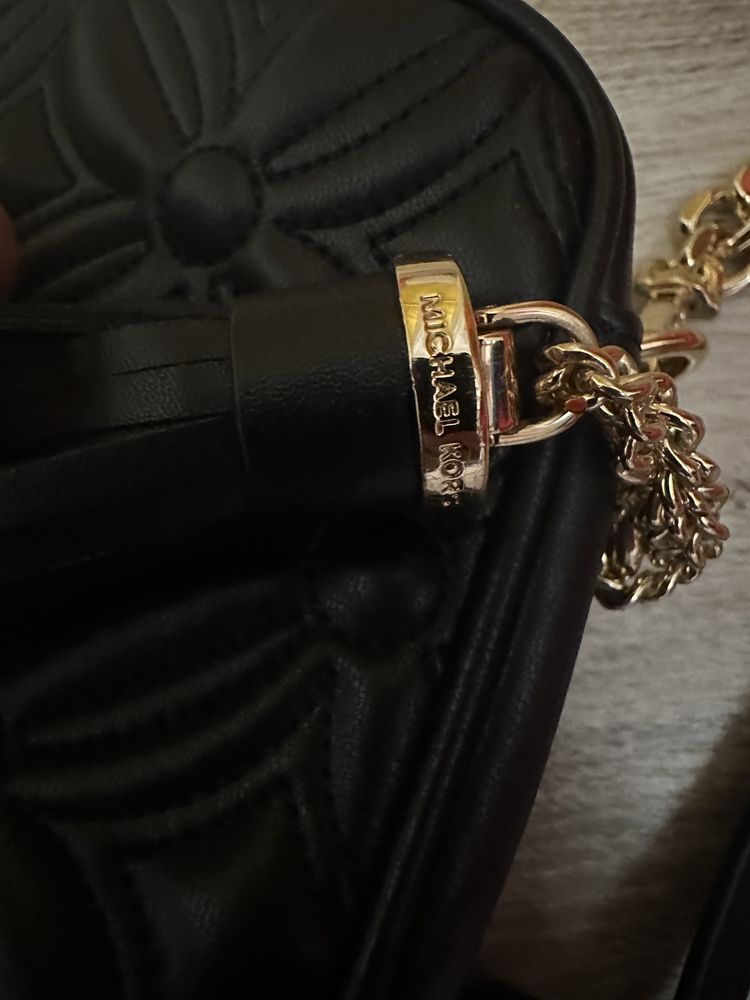 Черна дамска чанта Michael Kors и Плетена чанта от слама