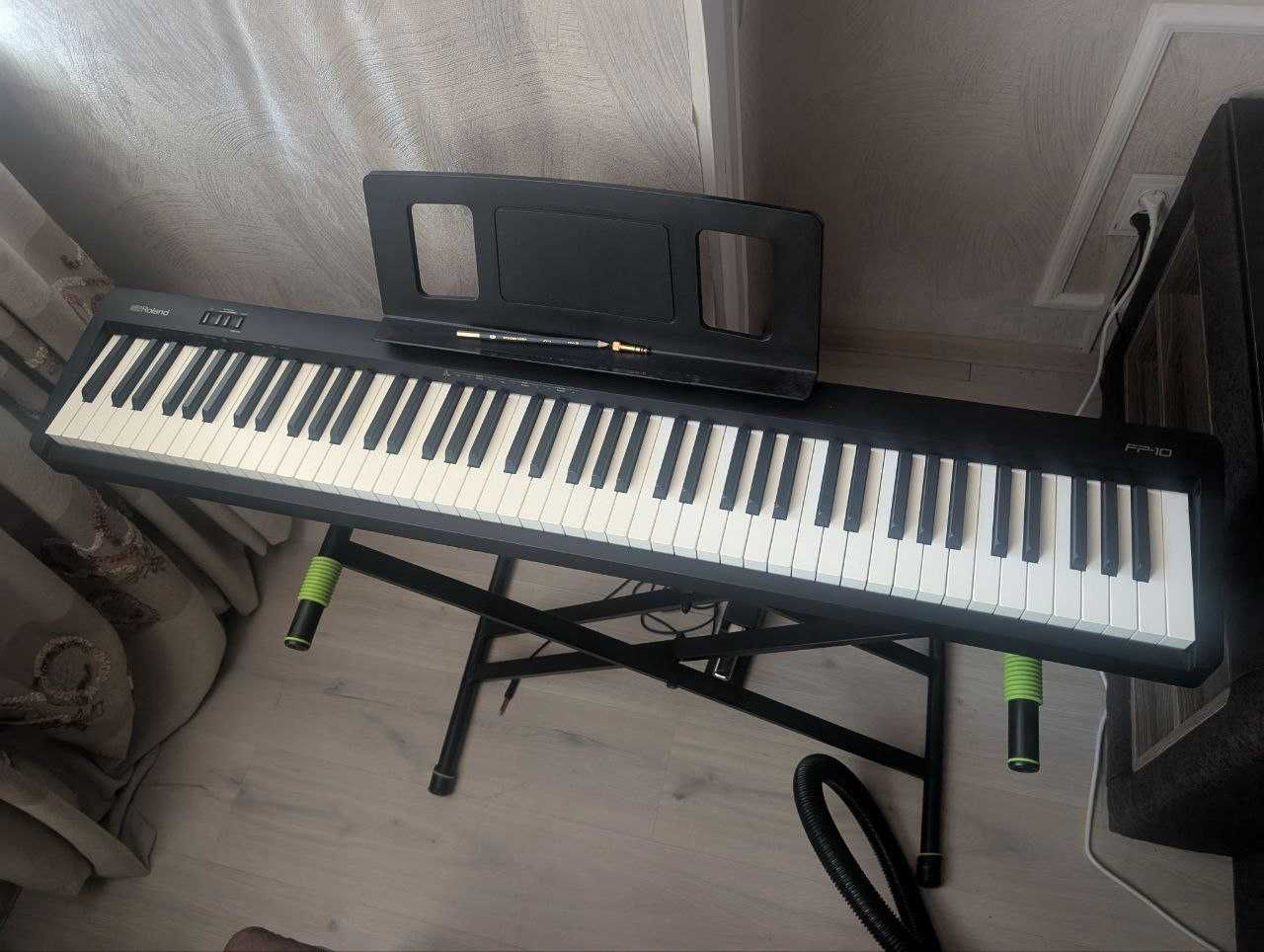Roland FP10 со стойкой, педалью и наушниками