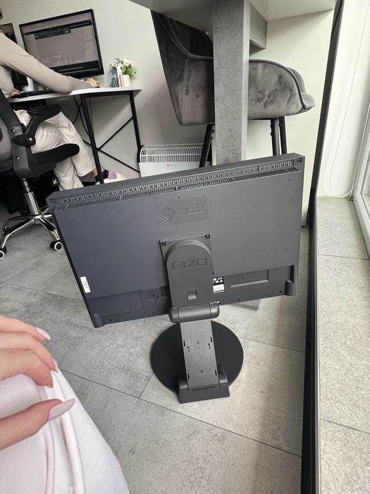 Продавам монитор Eizo