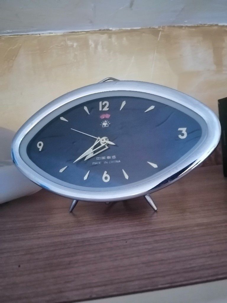 Ретро механичен часовник - будилник настолен , със стойка.Работи идеал