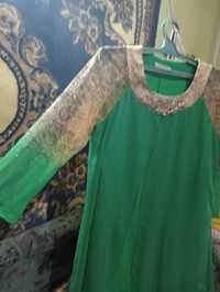 Продам женское платье изумрудного цвета