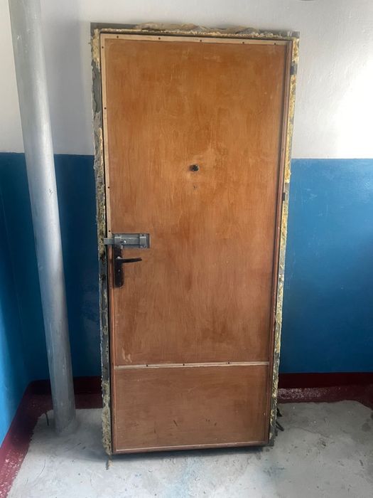 Продам железную дверь