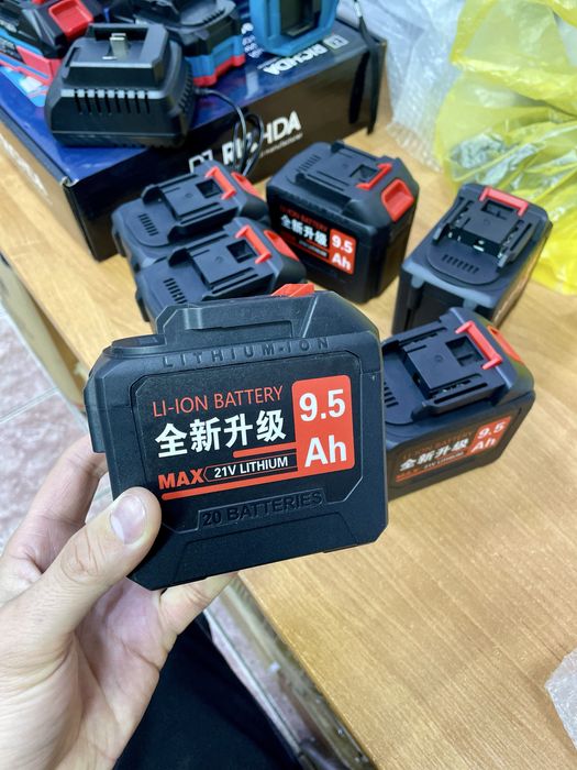 В наличии Аккумуляторная батарея с емкостью 9.5 ампер.