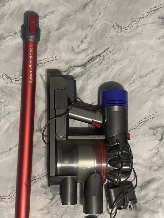 Вертикална прахосмукачка dyson v8 total clean