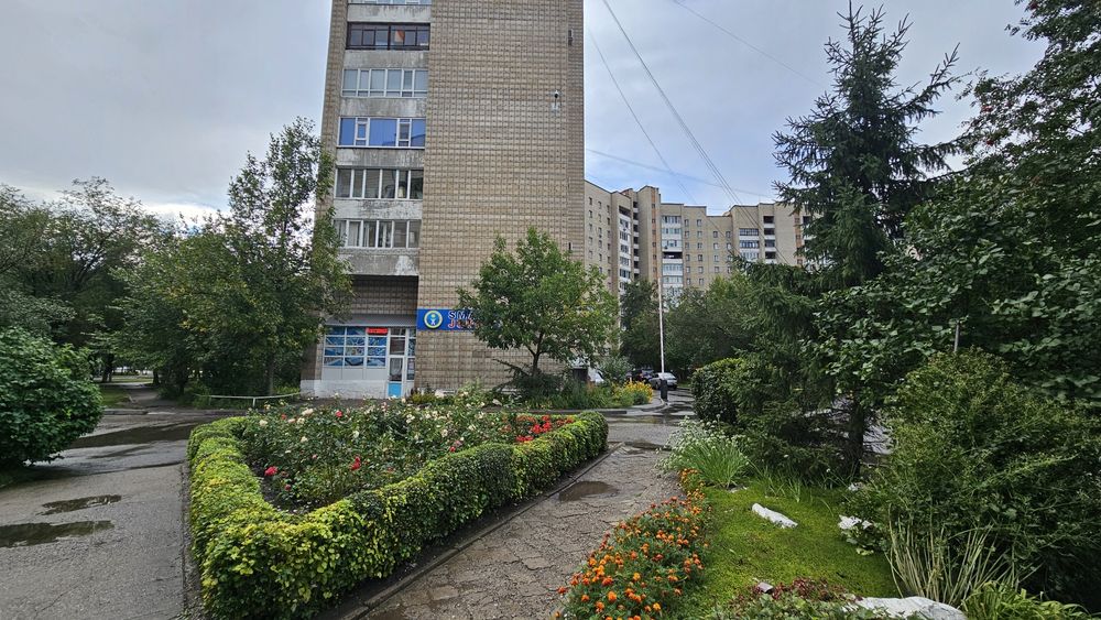 Продам 4-комнатную квартиру на Центральной площади ул. Казахстан 70