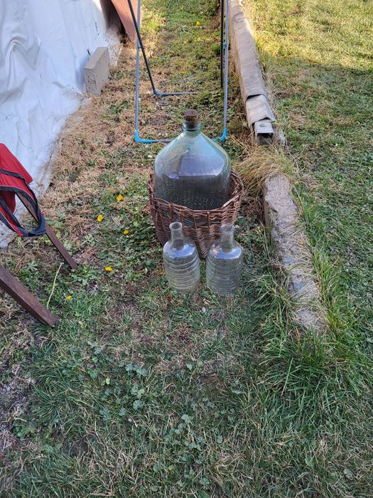 Бутыль для вина советский и банки разные много.