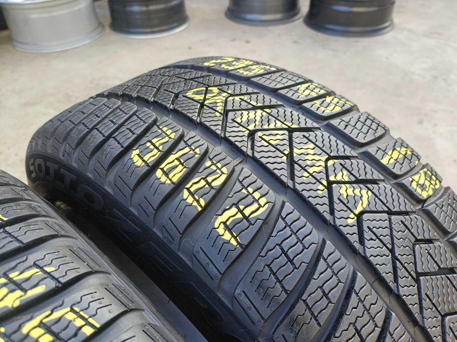Doua anvelope iarna 235 45 18 pirelli sottozero 3 cu 7,5 mm dot 3622