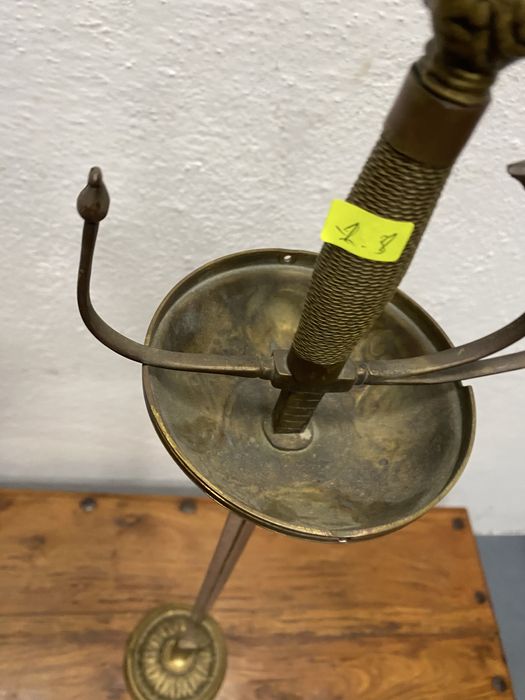 Стара френска сабя поставена на стойка от масивен месинг