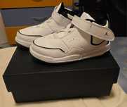 Vând adidasi Nike Jordan