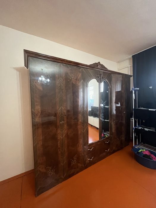 Шкаф большой вместительный