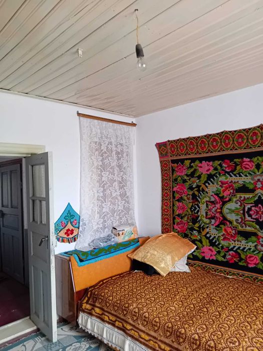 Vând casă bătrânească în comuna Ciorăşti