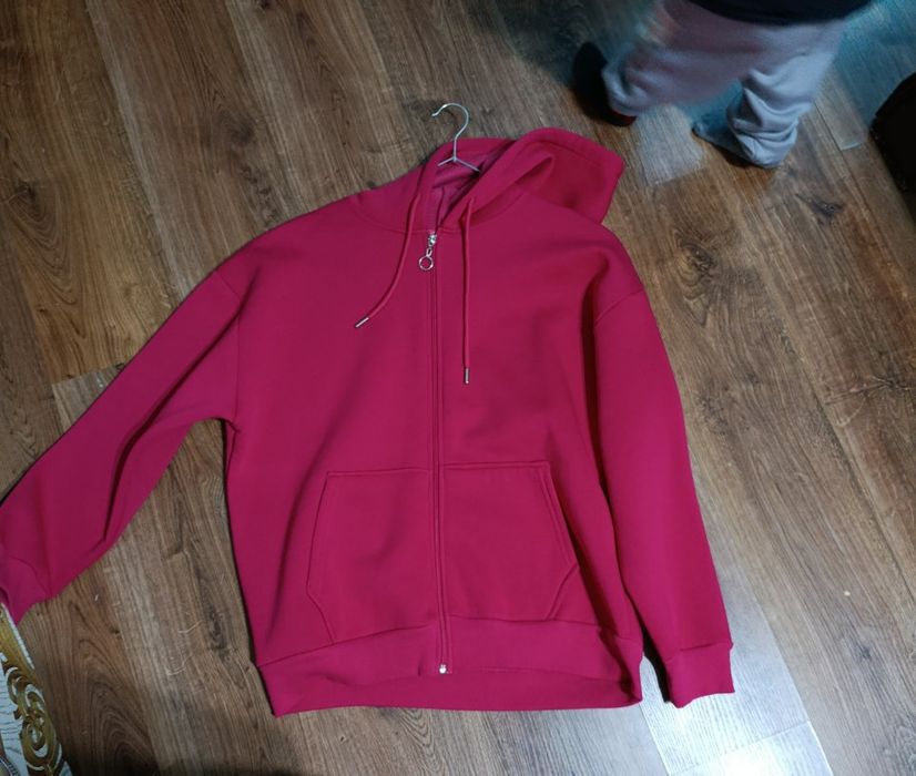 Jenski kiyim sotladi