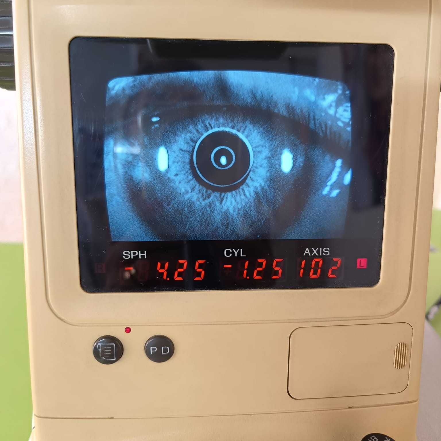 Vând dioptron autorefractrometru Nidek AR800
