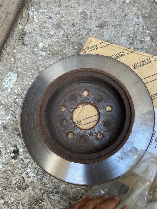 Тормозные диски камри 70-75 почти новые.