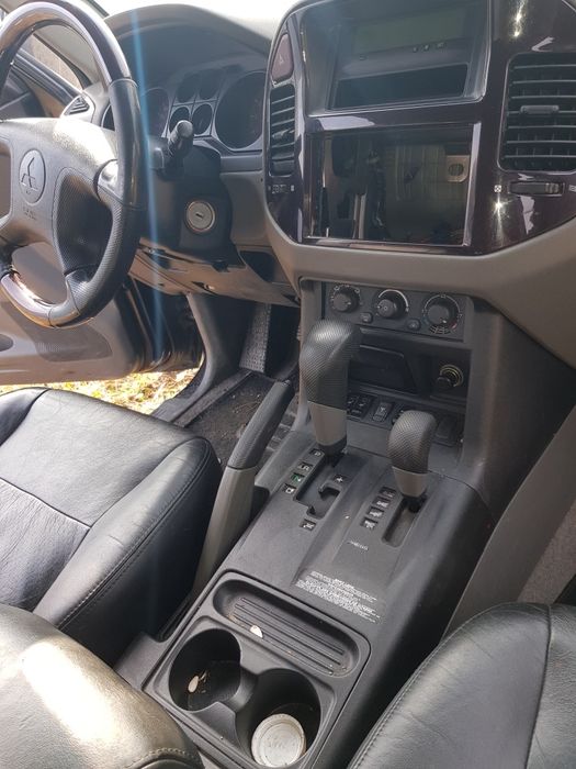 Dezmembrez mitsubishi pajero mk3 motor 3.2 cutie automat super select.