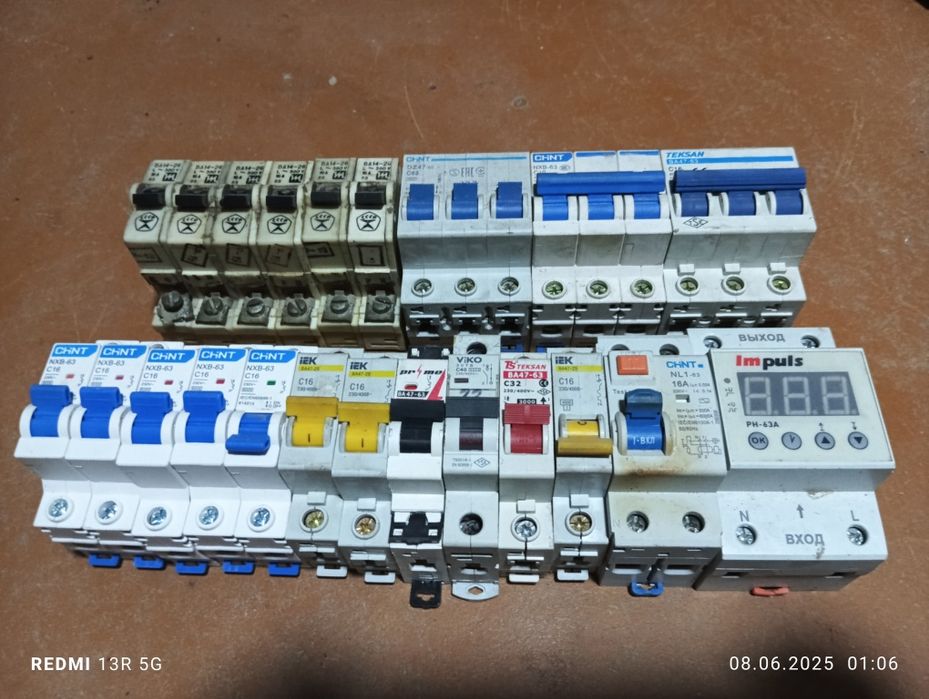 Шкаф железный,тиски,точилка