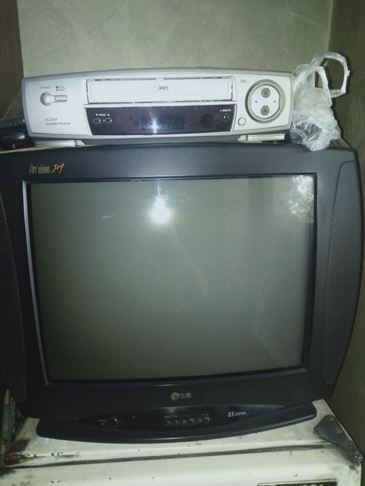 Продам телевизор, видеоплеер. Около 100 видеокассет. Всё за 40000 тнг.